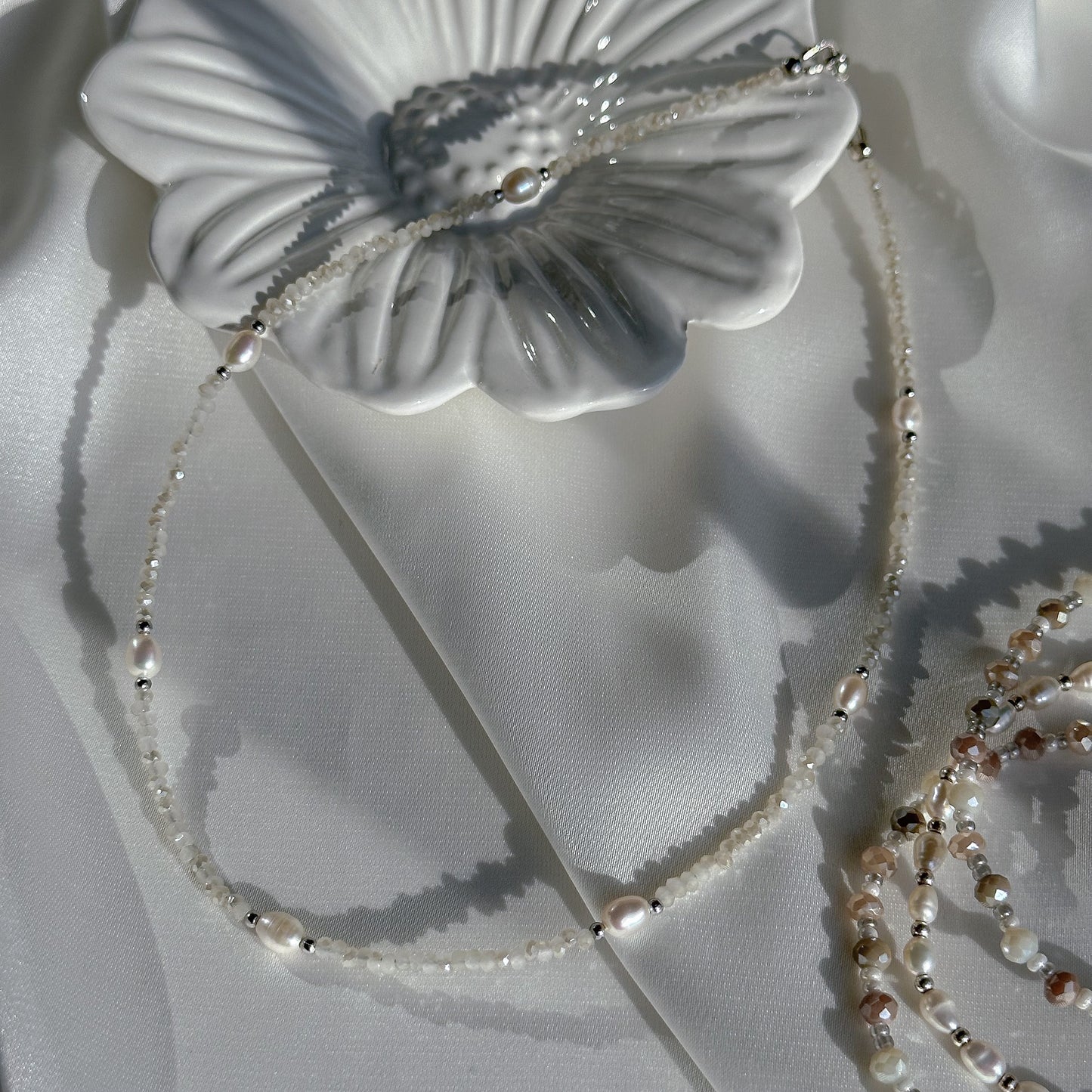 Beige necklace with freshwater pearls.
