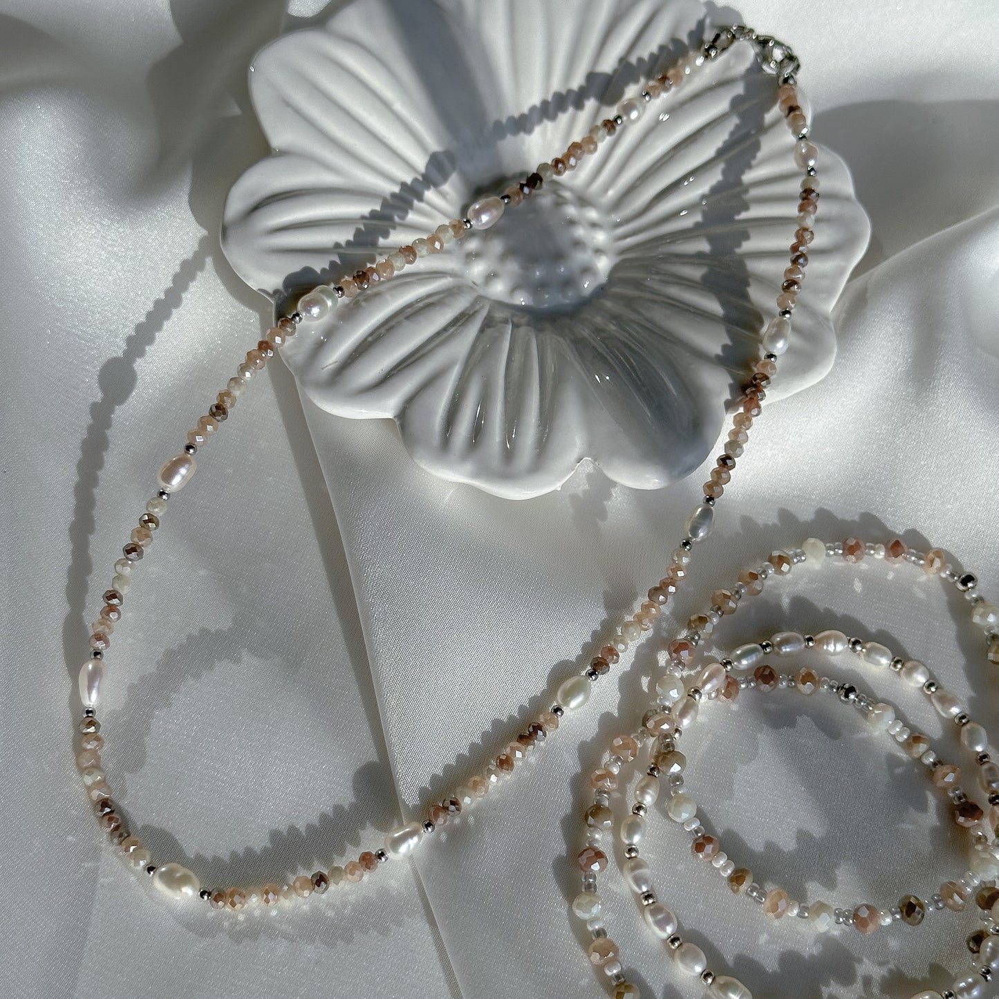 Beige necklace with freshwater pearls.