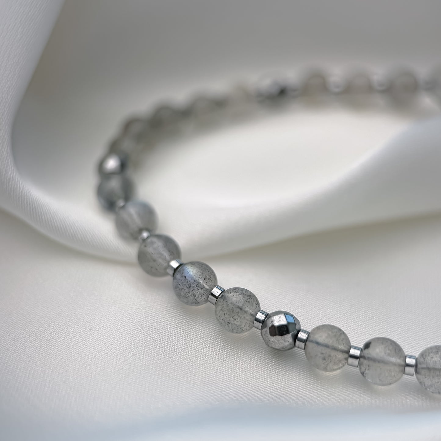 Labradorite bracelet. Round beads.