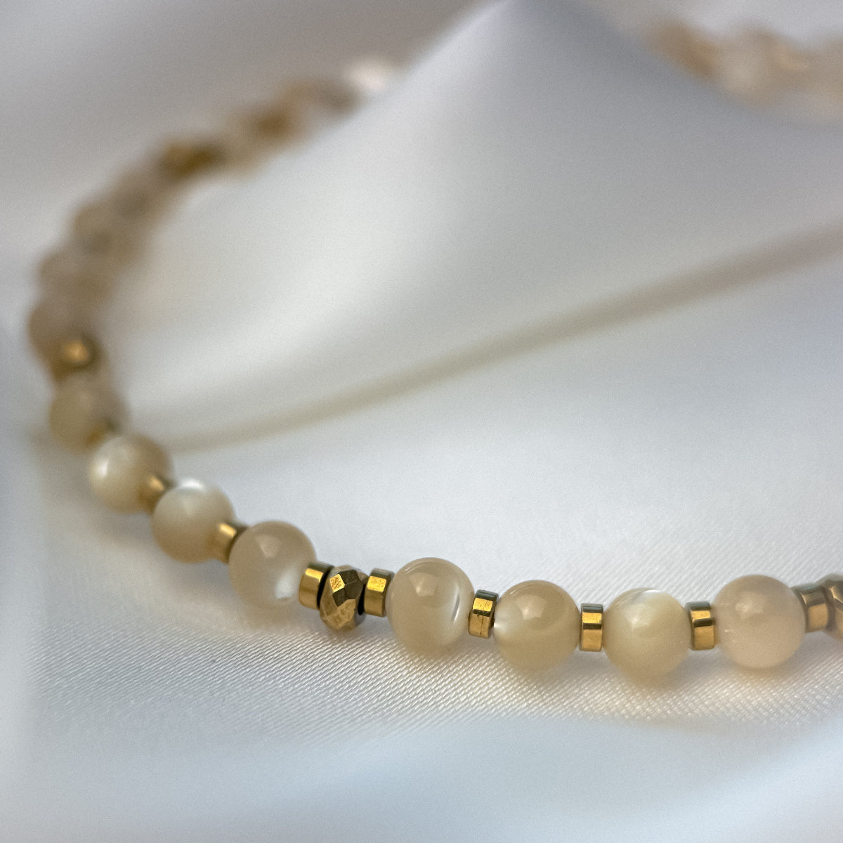 Golden Mother of pearl bracelet. Round beads