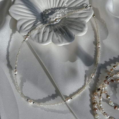 Beige necklace with freshwater pearls.