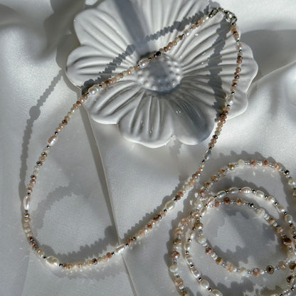 Beige necklace with freshwater pearls.