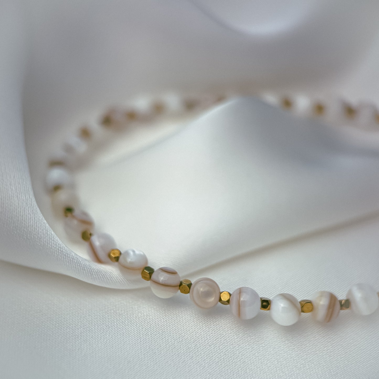 Mother of pearl bracelet. Round beads